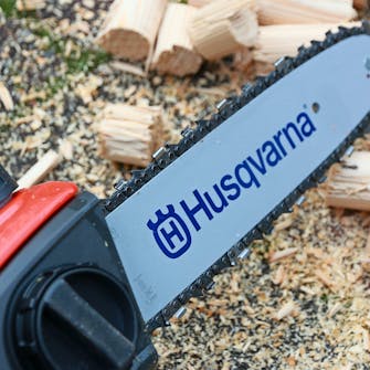 Oksasaha testi: Testivoittajassa on 25 senttiä pitkä laippa, jolla voi sahata paksuja oksia Oksasaha testi: Testivoittajassa on 25 senttiä pitkä laippa, jolla voi sahata paksuja oksia